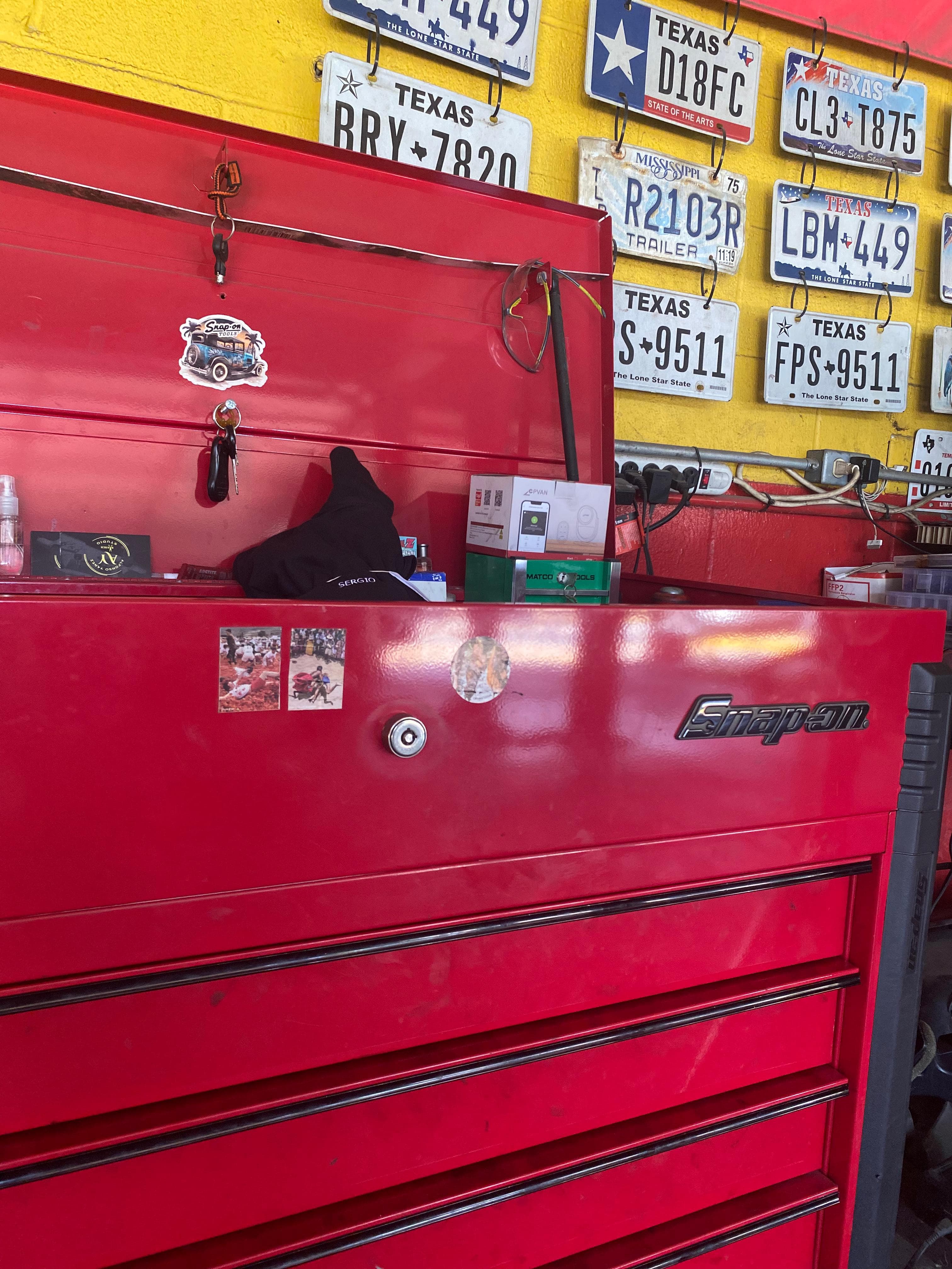 Caja de herramientas Snap-on y pared decorativa del taller Faktor Auto Repair