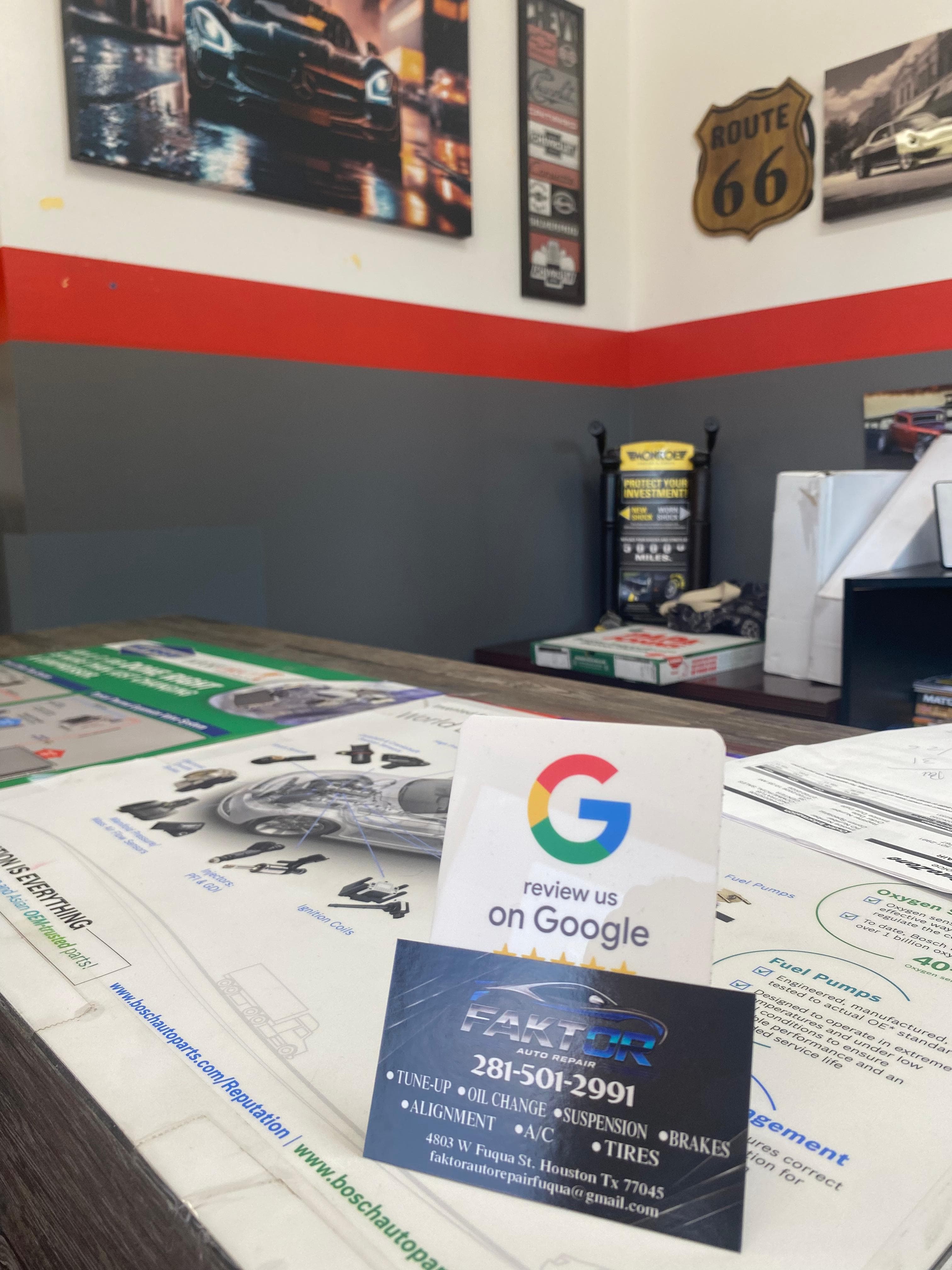 Mostrador de recepción de Faktor Auto Repair en W Fuqua St
