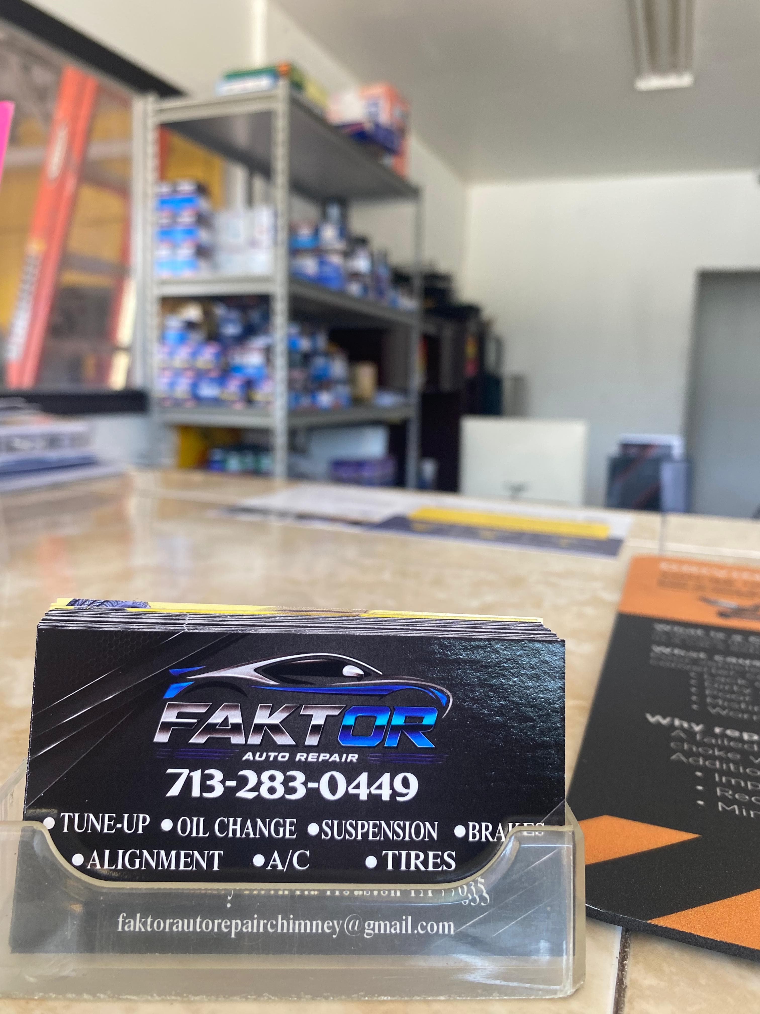 Mostrador y estantería de repuestos en Faktor Auto Repair