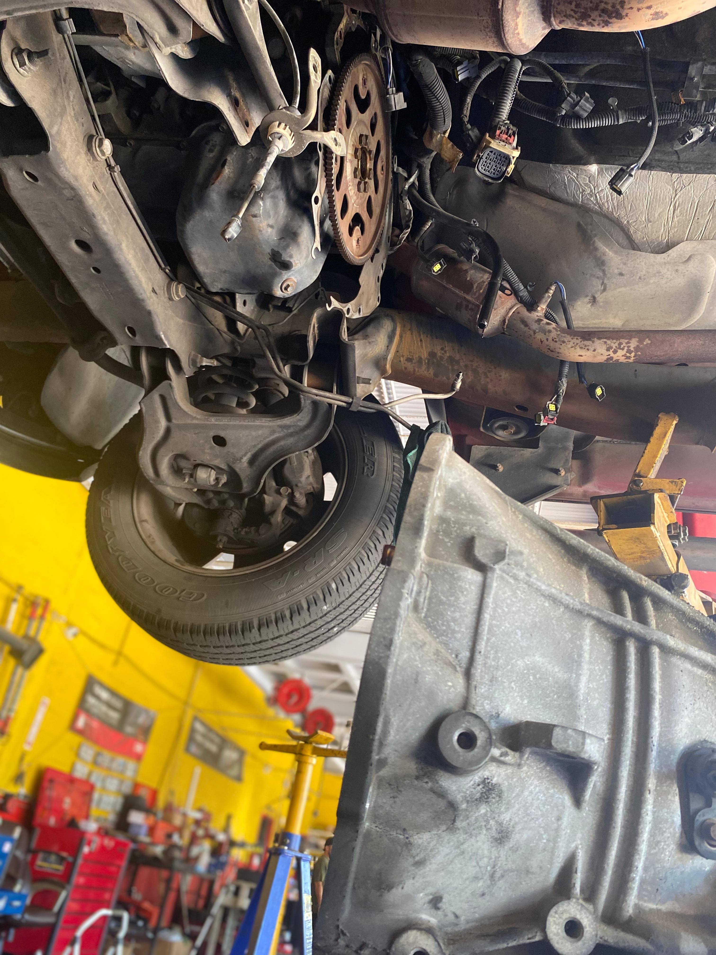 Inspección de tren motriz y escape con el vehículo en elevador en Faktor Auto Repair