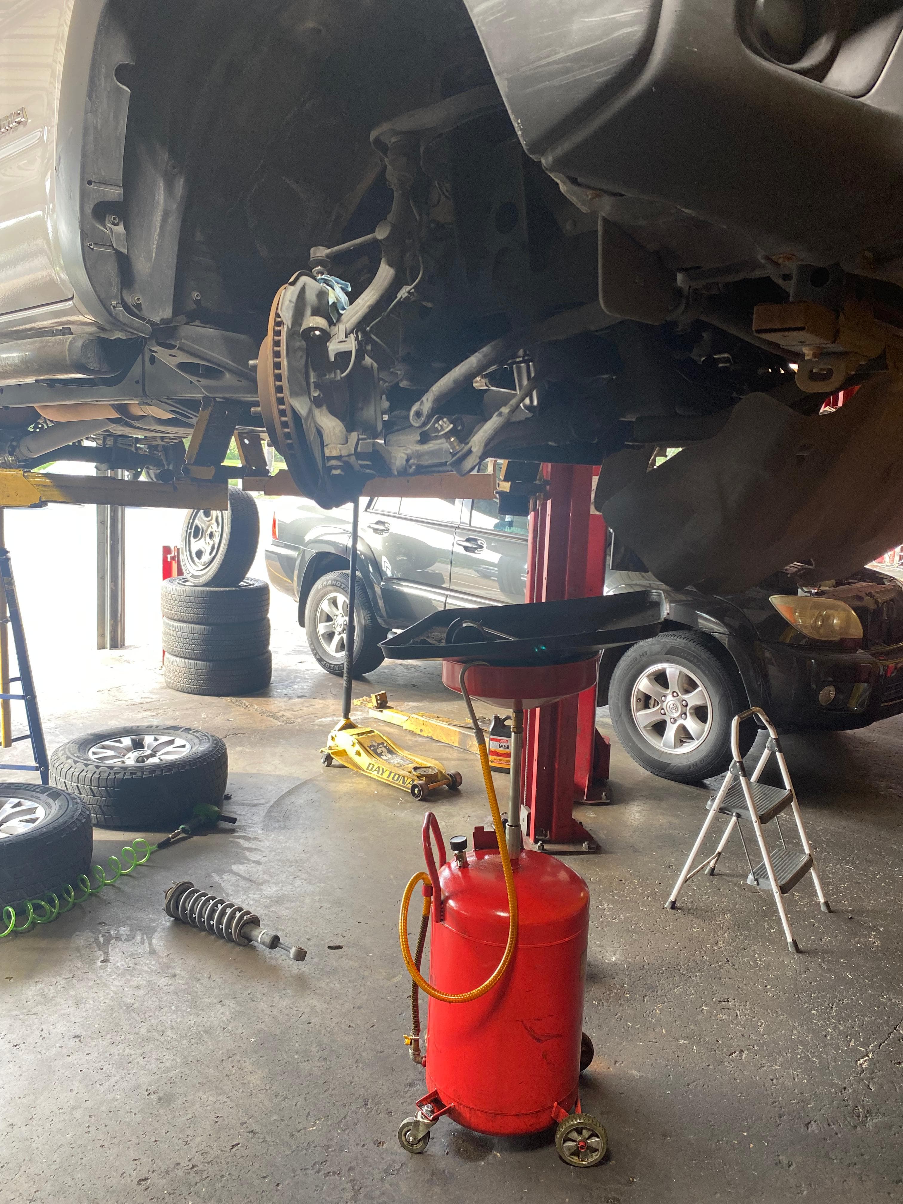 Revisión de frenos y suspensión con vehículos elevados en Faktor Auto Repair